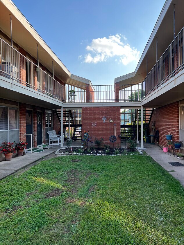 303 Calhoun Courtyard - Whispering Oaks Apartment Homes El Campo