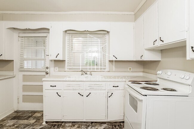 Foto del edificio - Charming 2-Bed Gem with Fireplace & Hardwo...