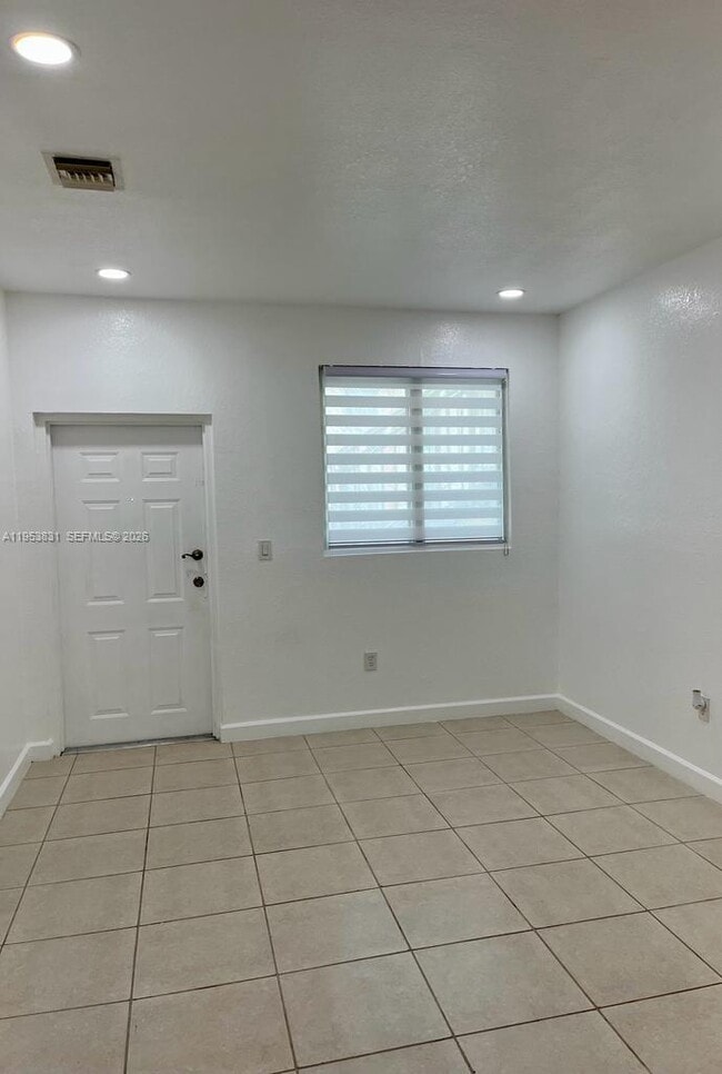 Foto del edificio - 1651 SE 28th Ct