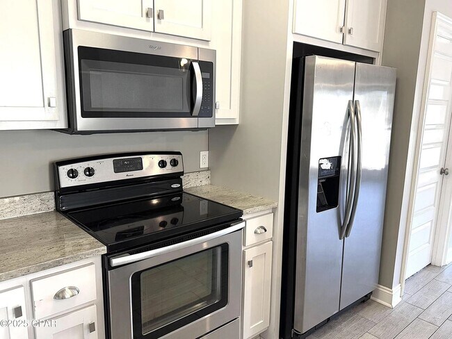 Foto del edificio - 4 bed 2.5 bath with Garage