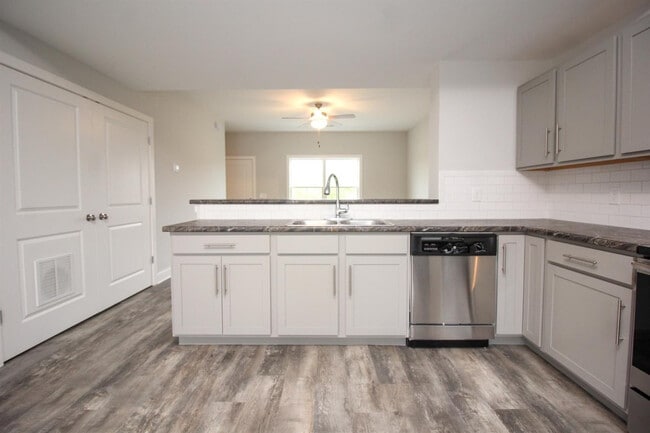 Building Photo - 2025 Willow Dr