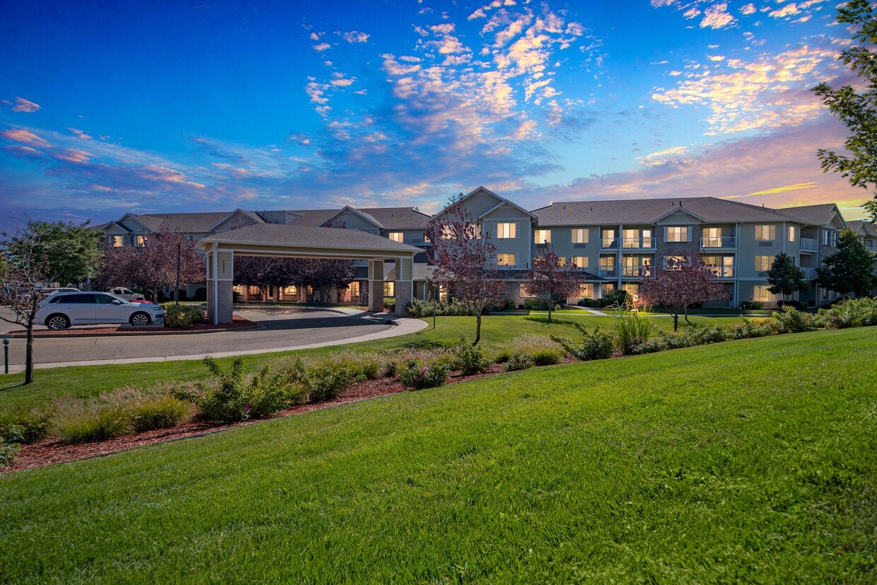 Exterior de la comunidad - Highland Trail Senior Apartments