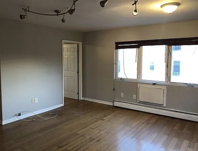 Building Photo - 1027 Halsey St