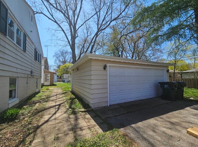 Building Photo - 711 Warwick Ave