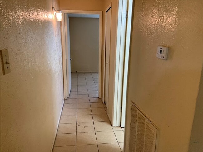 Foto del edificio - 5613 Hollow Pines Dr