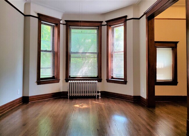 Building Photo - Wrigleyville - Updated 2-Bdrm + Den / 1-Ba...