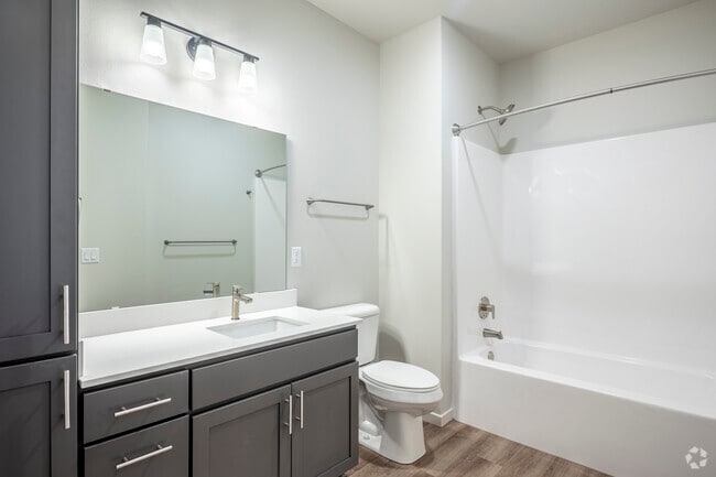 2BR, 2BA - 1072SF - Bathroom - Bela Springs