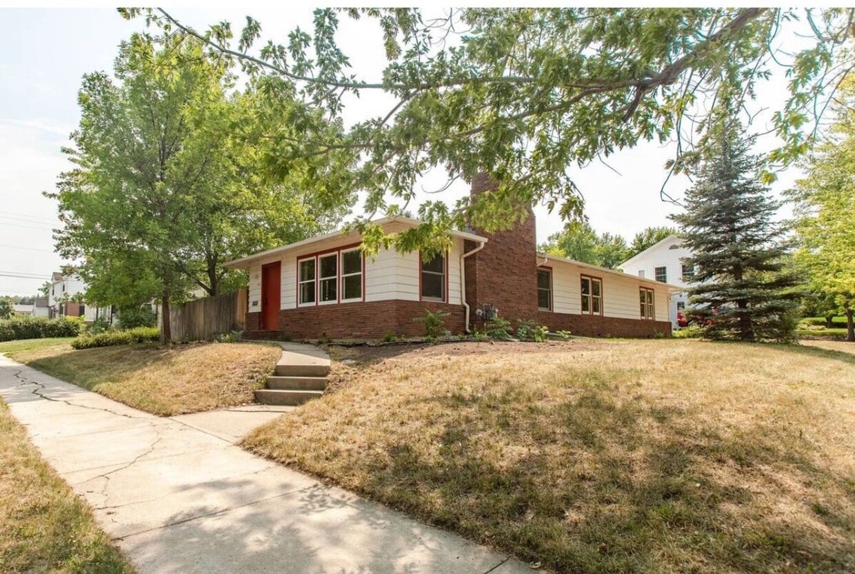 Primary Photo - 3 BED | 1.5 BATH | SPACIOUS HOME | CENTRAL