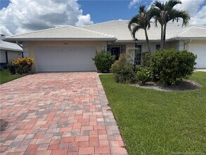 Building Photo - 2880 SE Fairway W