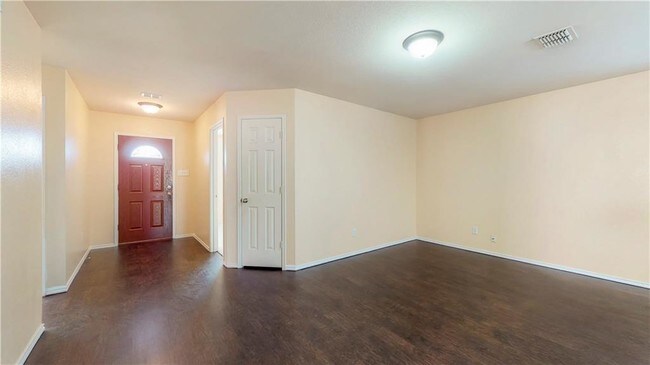 Building Photo - 1331 Lamar Ln