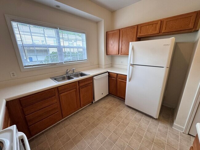 Foto del edificio - HUGE 3 Bed 3.5 Bath 3 Story Town Home, AVA...