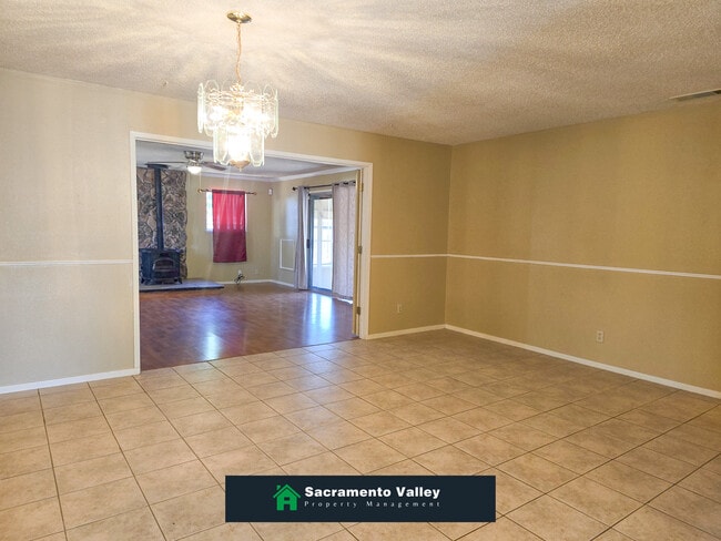 Building Photo - 8765 Crucero Dr