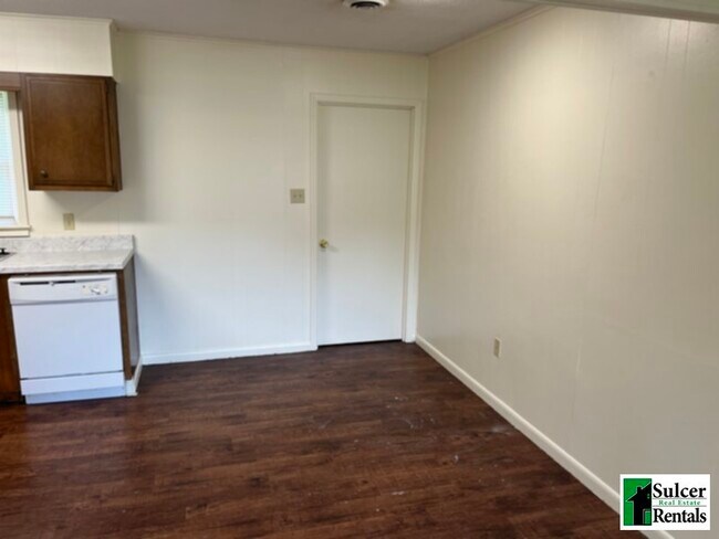 Building Photo - 2 BR Duplex in Secluded Location!