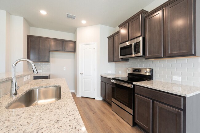 Foto del edificio - Spacious 4 Bedroom Home in South Temple – ...