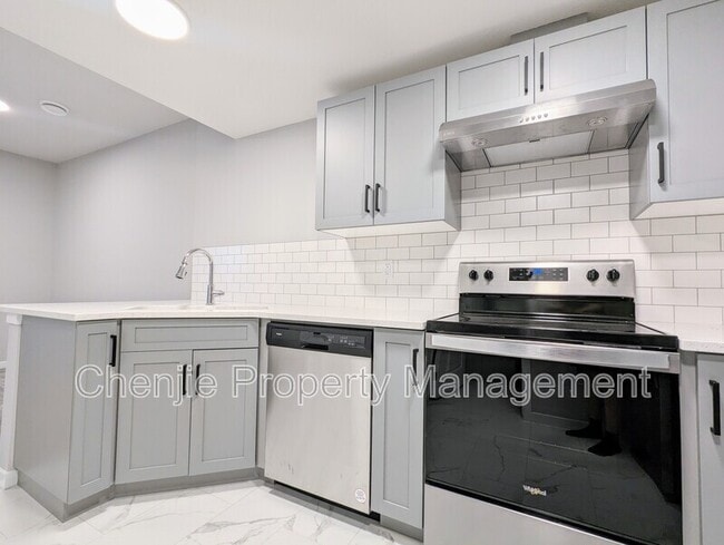 Building Photo - 9487-9227 227 St NW