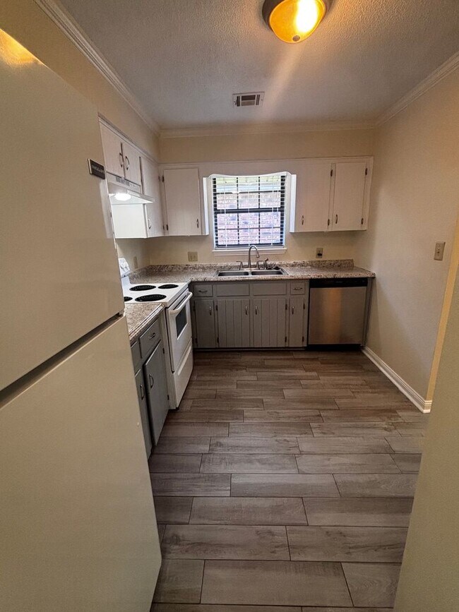 Building Photo - 2 Bedroom 2 Bathroom NOW Available!!