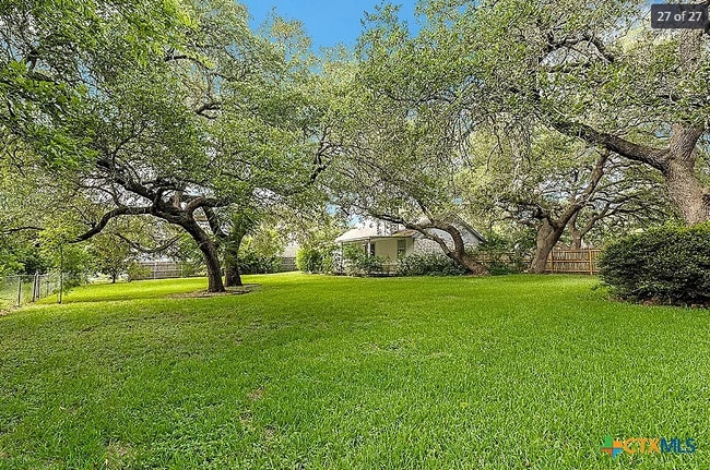 Foto del edificio - 1701 Century Oaks Dr