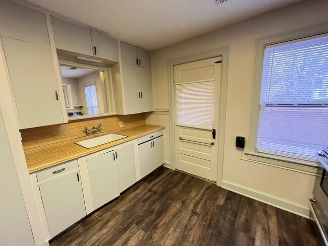 Foto del edificio - Spacious 1 bed 1 bath