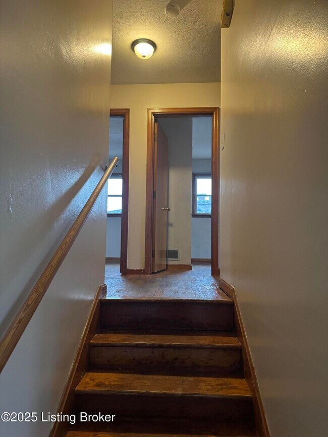 Building Photo - 4019 Lomond Dr