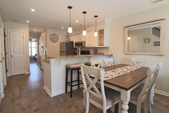 Building Photo - 3 Bedroom Townhome in Turtle Cove OFF SEAS...