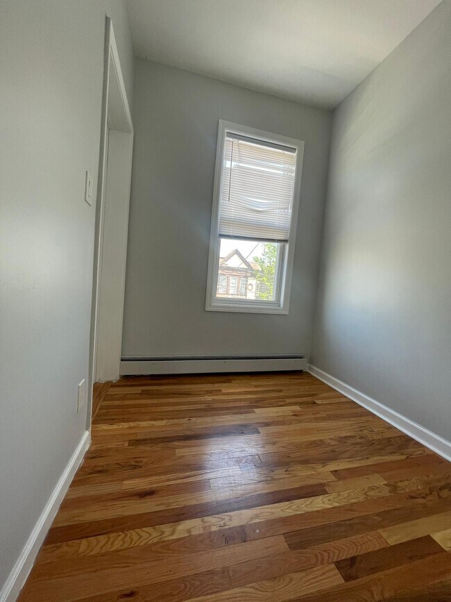 Unit 2 - 31 Bartholdi Ave