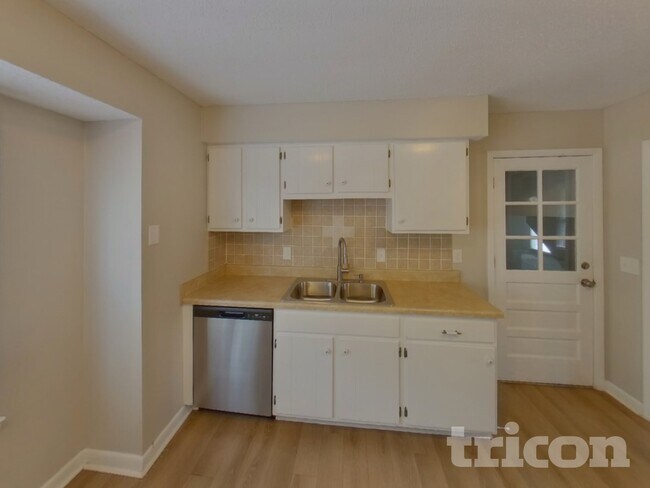 Foto del edificio - 1706 Deerrun Rd