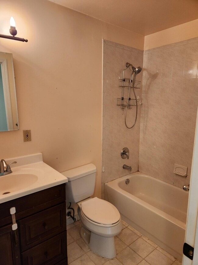 Building Photo - 82-74 Country Pointe Cir
