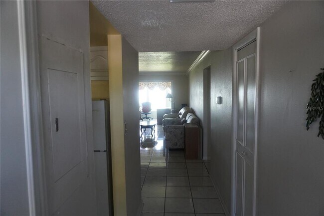 Building Photo - 333 N Lake Howard Dr