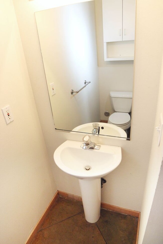 Building Photo - 209 W Mulberry St