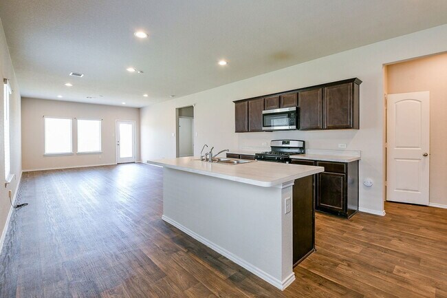 Foto del edificio - 16744 Lonely Pines Dr