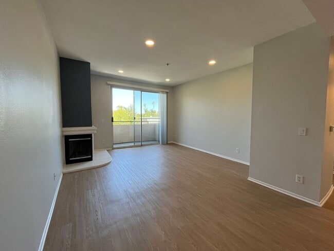 Interior Photo - 4532 Murietta Ave
