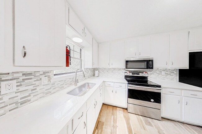 Building Photo - 2371 Rockdale Dr