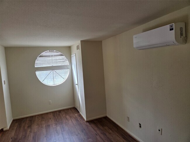 Building Photo - 2425 Holly Hall St