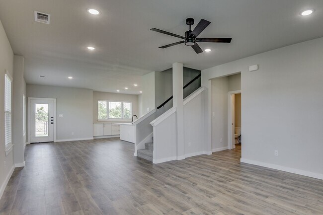 Foto del edificio - LUXURIOUS TRIPLEX LOCATED ON 1-ACRE LOT IN MIDLOTHIAN, TX!