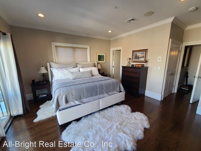 Building Photo - 2 br, 2 bath House - 862 East Second St #6