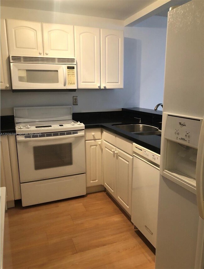 Building Photo - 540 Brickell Key Dr
