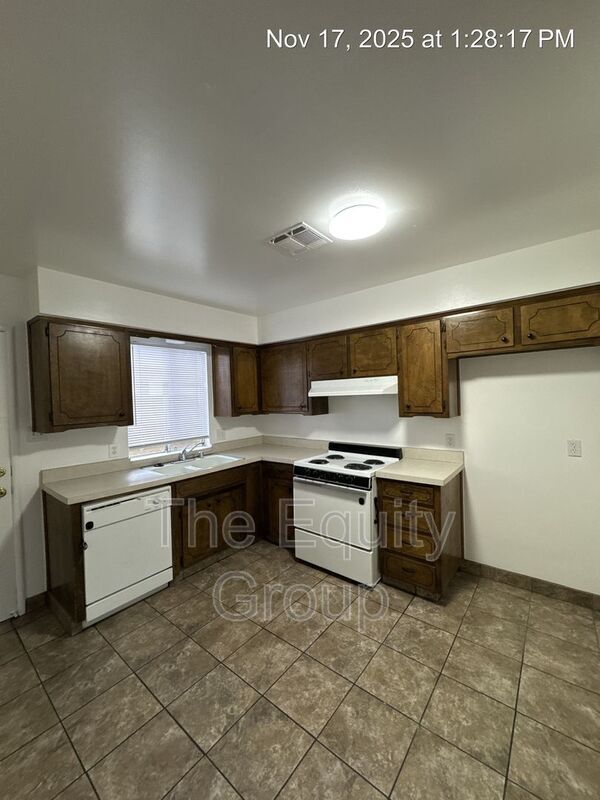 Foto del edificio - 2736 S Sallee St