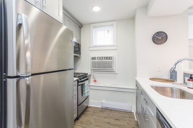 Foto del edificio - Hip 1 Bed/2Bath w/ Den; Gorgeous exterior and spacious interior features in Chestnut Hill!
