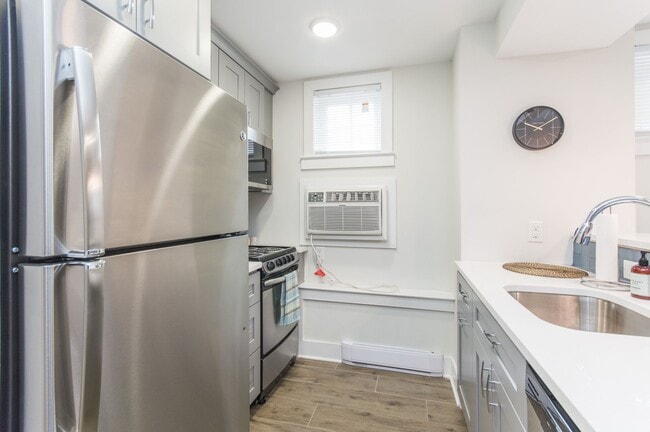 Building Photo - Hip 1 Bed/2Bath w/ Den; Gorgeous exterior and spacious interior features in Chestnut Hill!