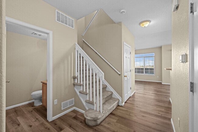 Foto del edificio - Spacious End Unit Townhome