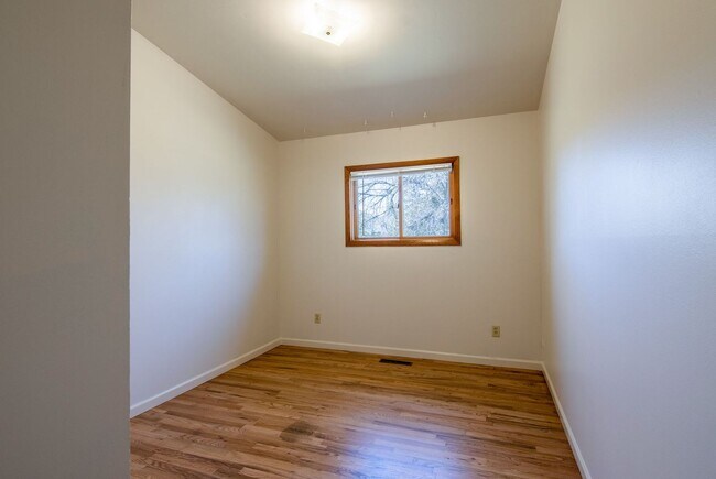 Building Photo - Charming 4 bed, 2 bath Mid-Century Modern ...