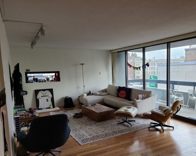 Foto del edificio - Kenmore Square - Balcony - Pool - Doorman - Garage Parking