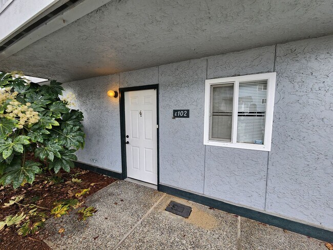Building Photo - 8823 Holly Dr #E102