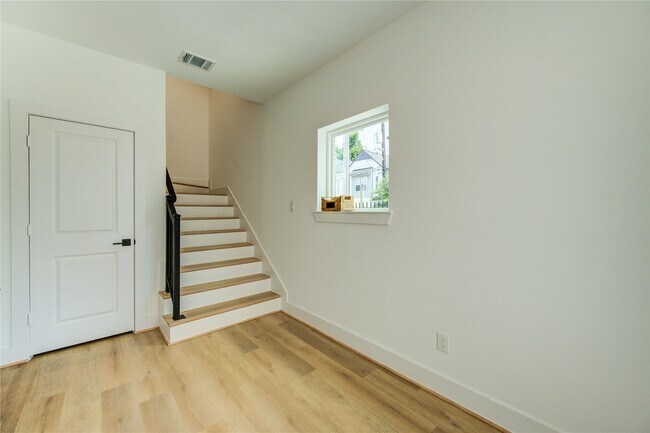 Building Photo - 4039 Buck St