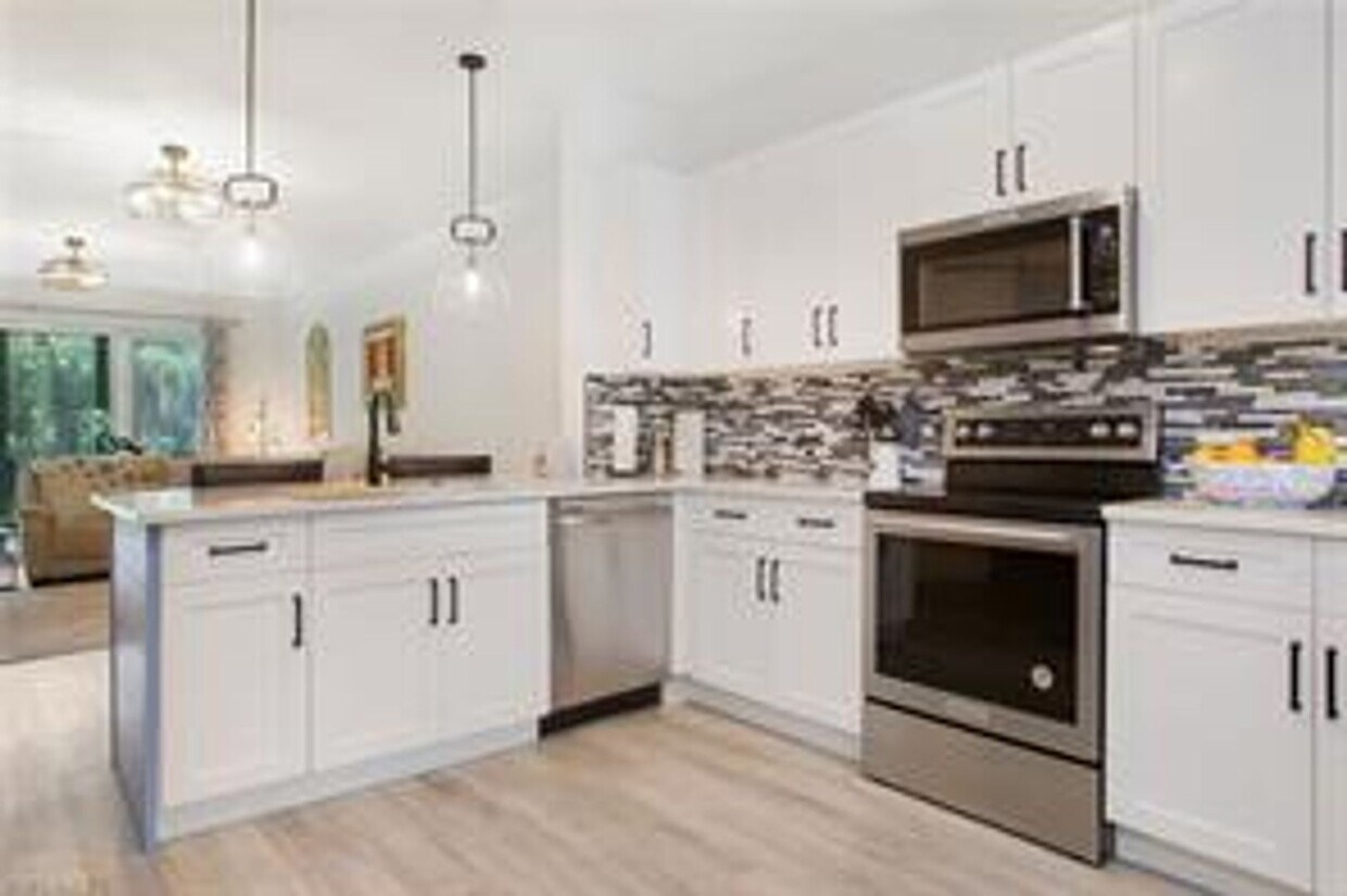 Primary Photo - ANNUAL RENTAL - FURNISHED 3 BED / 2 BED CO...