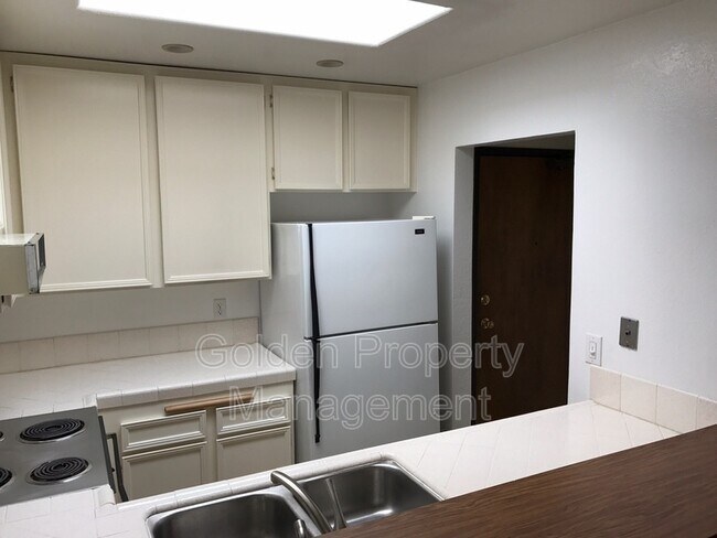 Foto del edificio - 7840 Golfcrest Dr