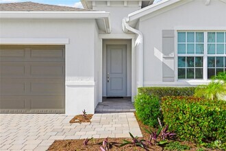 Building Photo - 2731 NE Breezeway Cir