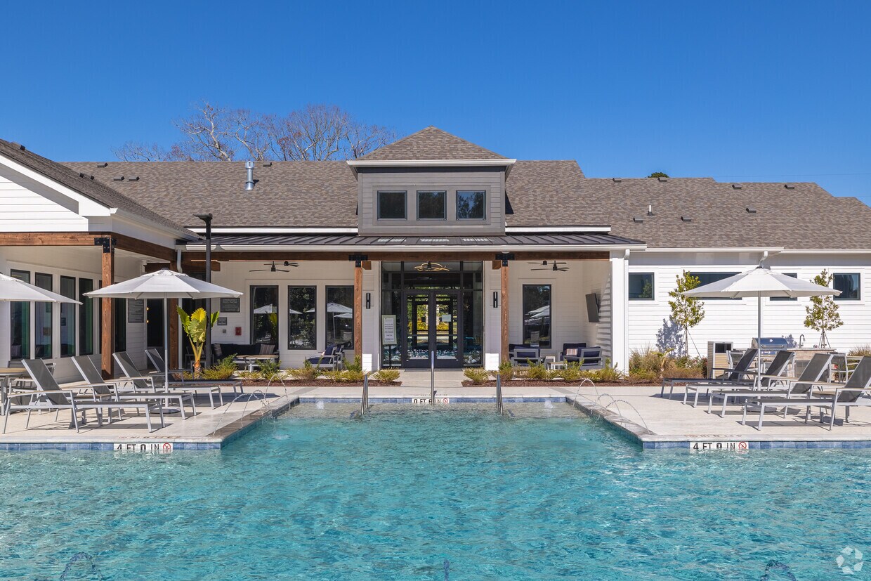 Piscina y zona de estar al aire libre - Flats at East Bay