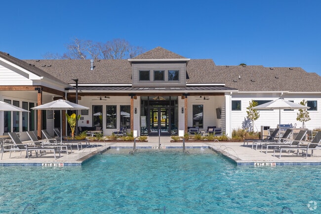 Pool & Outdoor Lounge Area - Flats at East Bay