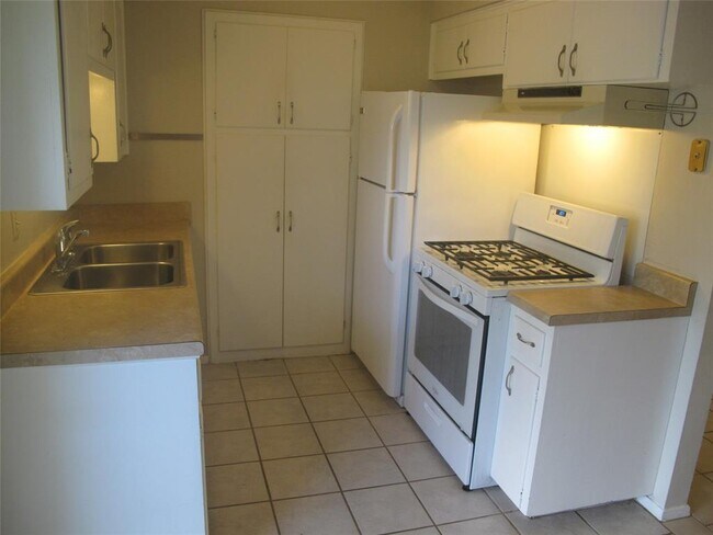 Building Photo - 8102 Exmoor Dr
